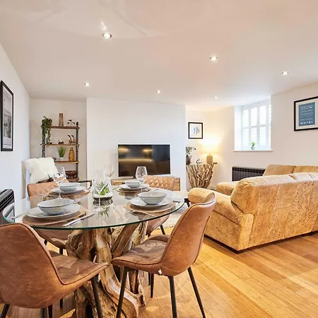 Apartment Host & - Number One Carlill *