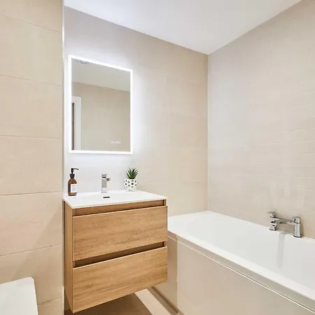 아파트 Host & - Number One Carlill *